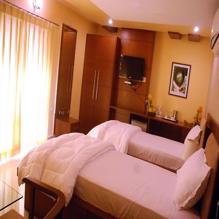 Hotel Sri Madhura Inn Хидерабад Екстериор снимка