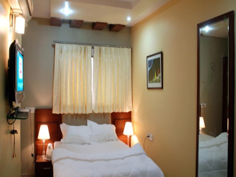 Hotel Sri Madhura Inn Хидерабад Екстериор снимка